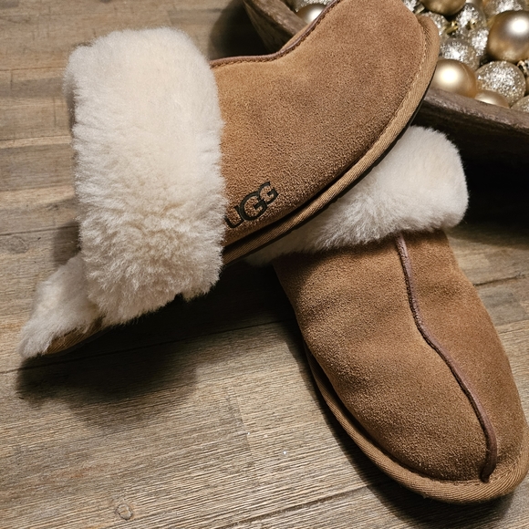 UGGS - Picture 5 of 8